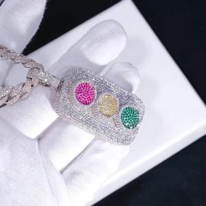 Collier pendentif hip-hop en moissanite VVS de style antique, serti de pierres, avec argent 925 plaqué or, design de feu de circulation, à bas prix - Product Image 6