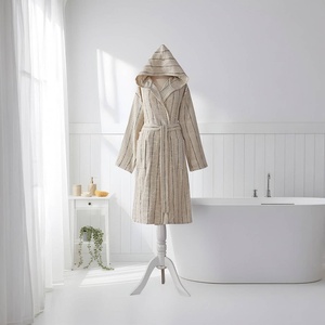 Albornoz de algodón turco Santorini, color taupe a rayas, con capucha - Product Image 6