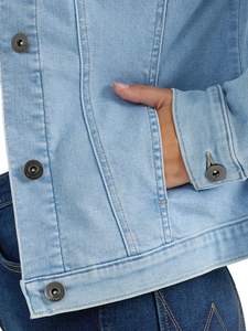 Veste en jean courte matelassée de haute qualité pour femmes avec logo personnalisé, streetwear tendance - Product Image 5