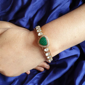 Bijoux à la mode Kada ouvrable avec pierre émeraude pour femmes Élégant vert émeraude sculpture pierre Kundan Polki ouvrable Kada - Product Image 1