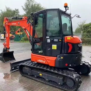 Excavadora de cadenas Kubota U50-5 con capacidad de cazo de 0.11m³, cabina de bajo ruido, motor negro de la marca Kubota con implemento. - Product Image 3
