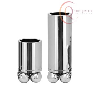 Vase de table en métal élégant, conçu pour les intérieurs sophistiqués, adapté aux arrangements floraux et aux présentations décoratives - Product Image 2
