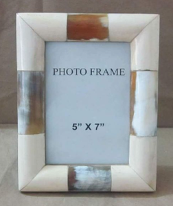 Sofisticado marco de fotos de cuerno natural, chipset artístico pegado a mano, pulido suave a mano, viene en múltiples colores naturales ricos - Product Image 5