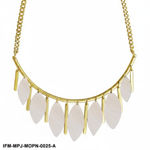 Collier statement artisanal en nacre avec franges, barre incurvée dorée, collier bib élégant, bijoux bohèmes pour femmes - Product Image 4