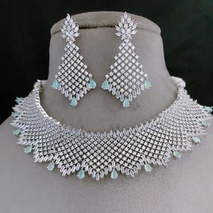 Ensemble de collier à l'aspect zircon finition argent de haute qualité à la mode avec boucles d'oreilles Collection de vêtements de mariage et de fête pour les femmes - Product Image 1
