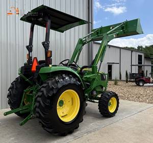 Tractor Compacto John Deere 3038E de 70HP con Tracción en las 4 Ruedas y Transmisión por Engranajes, Cargador Frontal Multifuncional y Retroexcavadora para Granja - Product Image 6