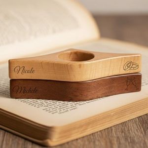 Elegante soporte de madera para el pulgar para una lectura cómoda con una sola mano, con acabado de madera natural y diseño ergonómico. - Product Image 3