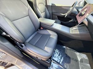 Un excellent modèle d'occasion Tesla Model Y Long Range AWD 2026 avec moteur électrique et boîte à double embrayage à 1 vitesse - Product Image 4