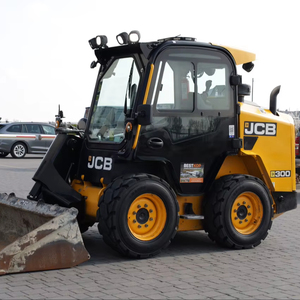 รถตักล้อยางแบบสกิดสเตียร์ JCB 300 T4 พร้อมเครื่องยนต์ PLC ปั๊มไฮดรอลิก ระบบขับเคลื่อน 4x4 4WD บุ้งกี๋และอุปกรณ์เสริม - Product Image 1