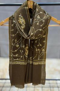 Châle Kashmiri en laine brodée traditionnelle Matériau en polyester à motif solide pour les événements d'hiver et les looks ethniques - Product Image 2