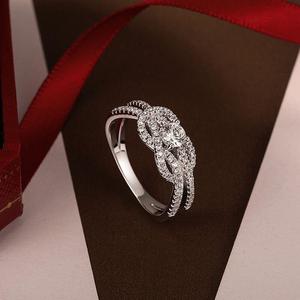 Anillo de Promesa Jeulia Classic Knot, Diamante de Corte Redondo, Chapado en Rodio, Plata de Ley de 8 mm - Product Image 4