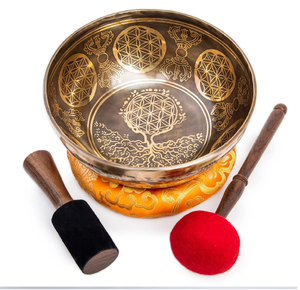 Une personne tenant un grand bol de chant poli et maillet en bois, parfait pour la thérapie. Prix de gros disponibles. - Product Image 6