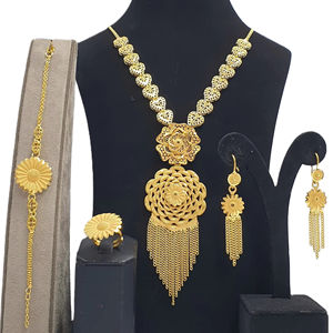 Offre d'usine directe nouvelle mode collier et boucle d'oreille plaqué or 24KT ensemble quatre grammes avec anneaux pour les fêtes et les anniversaires - Product Image 1