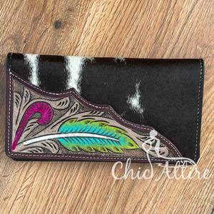 Funda de teléfono tipo billetera de cuero de vaca Vintage de diseñador de lujo con protección RFID tallada a mano y característica elegante multiuso - Product Image 1