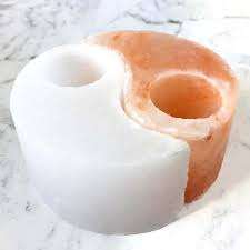 Porte-bougie en sel rouge sculpté de style floral, artisanal en matériau organique - Product Image 6