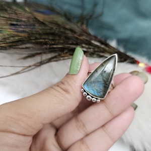 Bague Statement en Argent Sterling 925 avec Pierre Naturelle Labradorite Taillée Poire et Sertissage Clos, Faite à la Main, pour Mariage/Fête - Product Image 1