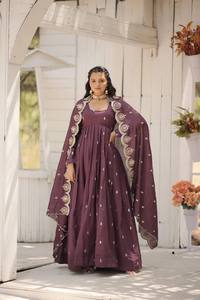 Robe Anarkali de Travail de Séquence de Broderie en Fausse Fourrure Lourde de Designer pour le Festival de Fête des Femmes par FabZone de Haute Qualité - Product Image 2