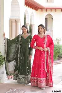Vestidos Anarkali de Seda Vichitra Estilo Indio y Pakistaní con Lentejuelas y Bordados Zari, con Dupatta de Trabajo Calado - Product Image 2