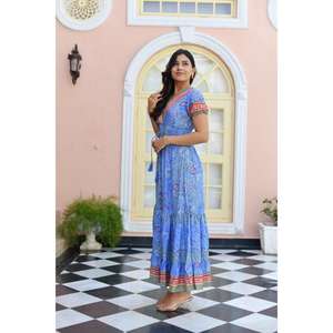 Robe longue bohème décontractée d'été pour femmes, bleu imprimé, taille naturelle, 100% lin, col en V, manches courtes, fluide, écologique - Product Image 2