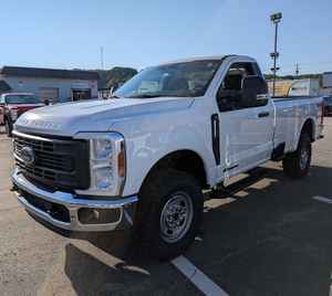 Ford Super Duty F-250 SRW XL 4WD Regular Cab Pickup d'occasion 2026 avec moteur essence V8 de 6,8 L - Product Image 1