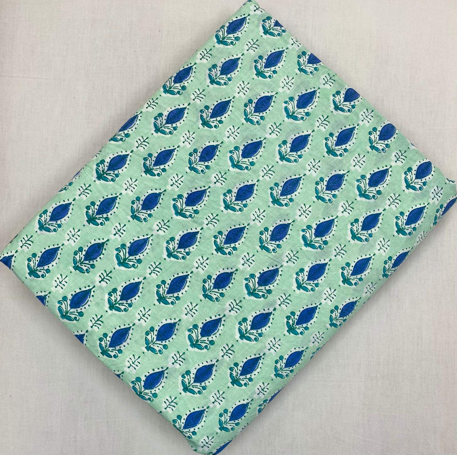 มีสีเขียวขุ่น