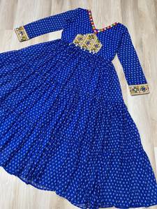 Vestido de seda Georgette de imitación para mujer de diseñador especial, Colección Bandhani Print y Kutchi Patchwork para ocasiones de fiesta - Product Image 5