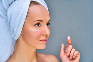 Crema de Ojos Antienvejecimiento Vegana de Marca Privada con Ácido Hialurónico y Vitamina C, Elimina Ojeras y Bolsas, con Tapa Giratoria - Product Image 2