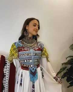 Prix négociable robes vintage afghanes top vente robe Kuchi dans des couleurs personnalisées avec matériau en velours et décoration d'appliques - Product Image 2