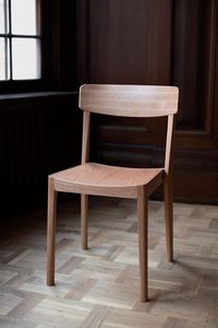 Silla de comedor minimalista compacta de madera para el hogar y el café disponible en acabado natural o pintado - Product Image 3