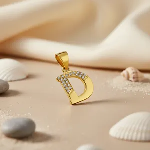 Pendentifs et breloques raffinés pour femmes, plaqué or, pendentif lettre D avec zircone cubique, bijoux élégants - Product Image 1