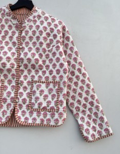 Manteau d'hiver court réversible matelassé fait à la main pour femmes veste en coton Kantha avec imprimé floral et broderie technique tricotée - Product Image 4