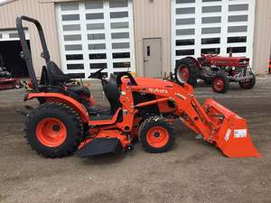Oferta Económica: Tractor Kubota LA435, B2601, 2020, 26hp, con 121 Horas, Cargador Frontal LA435, Cortadora de Césped y Retroexcavadora - Product Image 2
