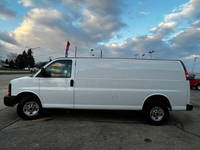 Vente en gros de fourgon utilitaire GMC Savana 2500 3 portes à conduite à gauche, modèle 2016, d'occasion, avec sièges en cuir, caméra de recul, pneus neufs, garantie et toit ouvrant.