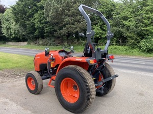 Tractor Utilitario Compacto Original Kubota L1-382 de 38 HP |   Tractor Diésel 4x4 para Agricultura - Product Image 3