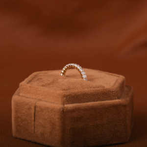 สายคาดแต่งงานคลาสสิกชั่วนิรันดร์ตัดวงรีเต็มรูปแบบปลูกเพชร18KT หรูหราชุบทองการตั้งค่าฝาที่สง่างาม - Product Image 4