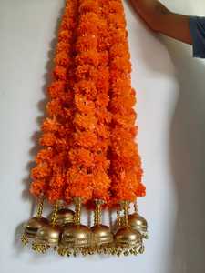 พวงมาลัยดอกดาวเรืองสีส้มเทียมพร้อมคาเลราโลหะระฆังทองสำหรับงานแต่งงานอินเดียตกแต่งฉากหลังเทศกาลดิวาลี - Product Image 2