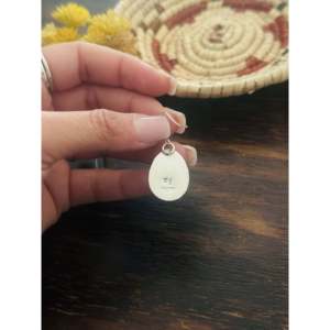 Boucles d'oreilles pendantes en forme de goutte d'eau, en argent sterling et en os de buffle blanc, fabriquées à la main par des artisans Navajo - Product Image 5