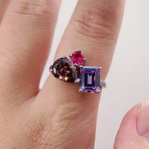 La bague multi-pierres au design luxueux présente des couleurs brillantes, parfaite pour les amateurs de bijoux à la mode et un style élégant - Product Image 2