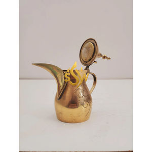 Grabado Acabado Mesa decorativa Café y té Dallah Pot Material de latón macizo Té de lujo Dallah Servir Pot para venta al por mayor - Product Image 5