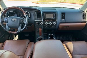 Toyota Sequoia Platinum 4x4 d'occasion en excellent état, modèle 2018 - Product Image 3