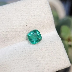 Cabujón de Esmeralda en Forma de Cojín de 5x5 MM, Verde Intenso Natural, Pulido, Gema Suelta, Rara y Hermosa, Gemas Mehrajudin - Product Image 1