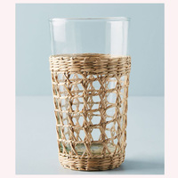 Support de pichet décoratif Nature Luxe en rotin et jonc de mer avec des accents d'animaux gravés pour un style de maison éclectique