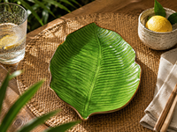 Ensemble de 6 assiettes de service en céramique dolomite peintes à la main, formes de feuilles, vert avec bord brun, style moderne, feuillage par Excelsa