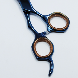 Couleur titane de ciseaux de coiffeur en métal à haute teneur en carbone de style professionnel pour la beauté et les soins personnels - Product Image 6