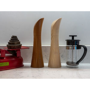 Ensemble élégant de salière et poivrière en acier inoxydable poli et cuivre, idéal pour le rangement et l'organisation de la table des ustensiles de cuisine - Product Image 6