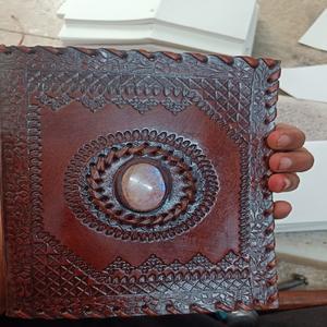 Diarios elegantes de cuero en relieve de ágata hechos a medida para inspiración y durabilidad. Ideal para uso personal y para regalar - Product Image 3