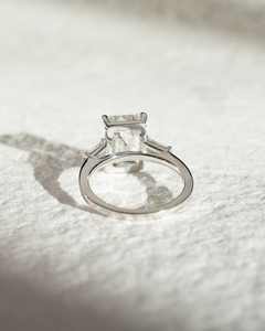 Élégante bague de fiançailles en moissanite blanche coupe émeraude 12x8mm avec pierres baguette latérales | Argent 925 ou or 10 carats 14 carats 18 carats - Product Image 5