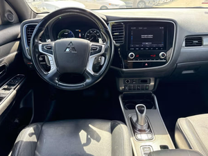 Mitsubishi Outlander Híbrido Enchufable SEL S-AWC USADO de 2022 - Product Image 4