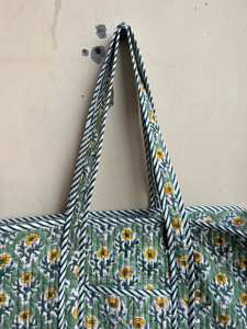 Vente en gros et fabrication de grands sacs fourre-tout Ikat réversibles assortis en coton matelassé imprimé à la main de printemps, écologiques - Product Image 4