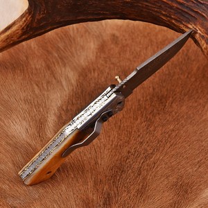 Couteau pliant fait main en acier damas Logo personnalisé OEM Serrure intérieure EDC Gaine en cuir pour usage extérieur avec manche en corne d'os - Product Image 5
